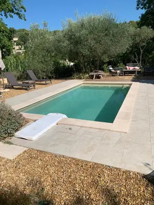a swimming pool with a mattress in a yard at Charmante maisonnette indépendante avec piscine à Goult in Goult