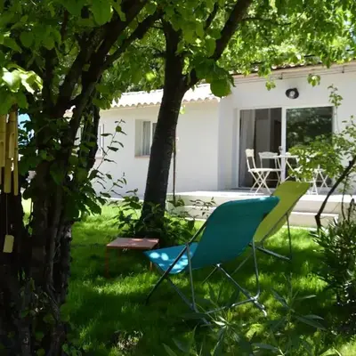 Charmante maisonnette indépendante avec piscine à Goult