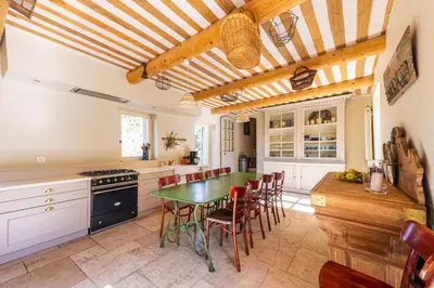 a kitchen with a table and chairs in a room at Villa spacieuse avec jardin à Saignon in Saignon
