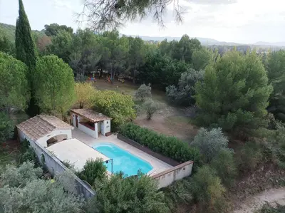 an overhead view of a swimming pool in a garden at La Campanette en Luberon -Piscine privée in Cheval-Blanc