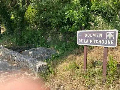 a sign on the side of a road at La Manaude in Ménerbes