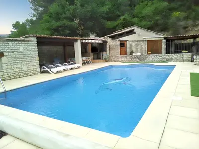a large blue swimming pool in a yard at Villa spacieuse à Lioux avec piscine privée et vue montagne in Lioux