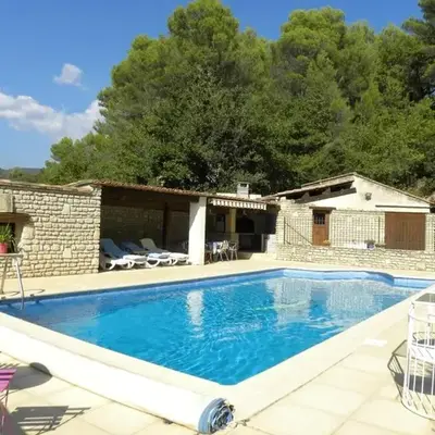 Villa spacieuse à Lioux avec piscine privée et vue montagne