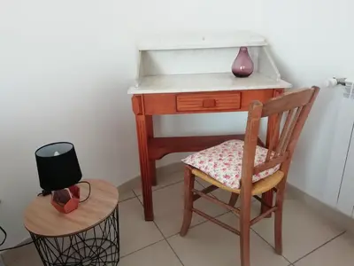 a wooden desk with a chair and a desk at LA MAGUETTE in Sault-de-Vaucluse