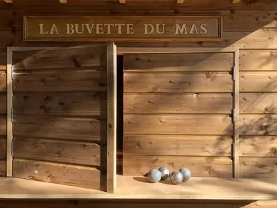a wooden wall with a sign that reads la bulectrice du mass at Le Mas de la Sorgue in Le Thor