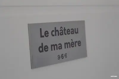 a sign on a wall that says le chateau de ma merge at BASTIDE 7 in La Fare-les-Oliviers