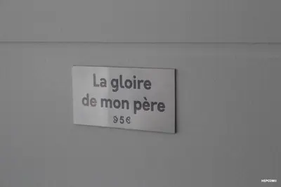 a sign on a wall that reads lophone do man pee at BASTIDE 7 in La Fare-les-Oliviers
