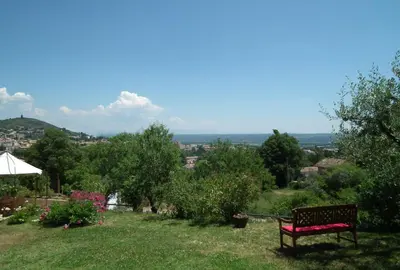 a bench sitting on top of a grassy hill at Une Heure Bleue in Manosque
