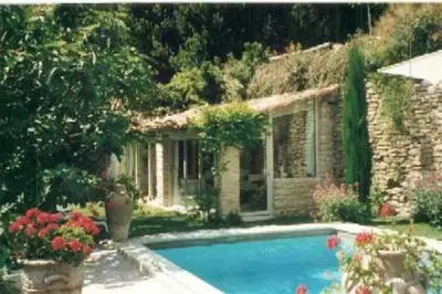 a swimming pool in front of a house at La Source à Bonnieux en Luberon in Bonnieux