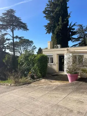 a house with a pink flower pot in front of it at T2 de la Bastide Rouge vue exceptionnelle (180°) sur Aix domaine privé T2 indépendant de 37 m2 avec terrasse exposée plein sud Piscine 10 X 5 in Aix-en-Provence