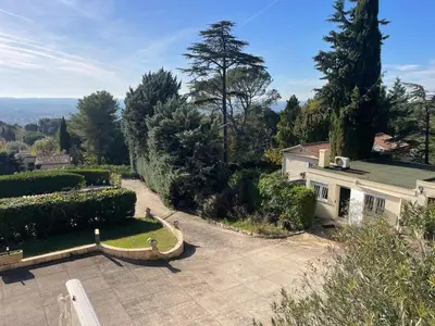 an aerial view of a house with a garden at T2 de la Bastide Rouge vue exceptionnelle (180°) sur Aix domaine privé T2 indépendant de 37 m2 avec terrasse exposée plein sud Piscine 10 X 5 in Aix-en-Provence