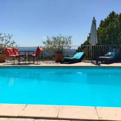 T2 de la Bastide Rouge vue exceptionnelle (180°) sur Aix domaine privé T2 indépendant de 37 m2 avec terrasse exposée plein sud Piscine 10 X 5