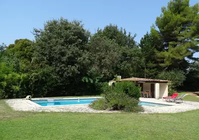 a swimming pool in a yard with a house at Gîte et maison de vacances Campagne Valérie in Aix-en-Provence