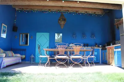 a blue room with a table and chairs at Villa élégante à Villelaure + Clim in Villelaure