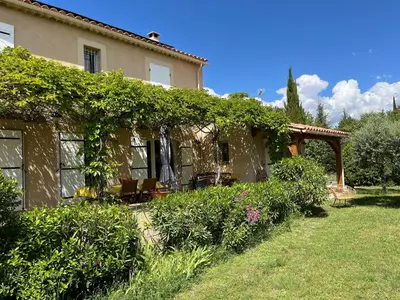 a house with ivy growing on the side of it at L'Atelier de Maia in Mormoiron