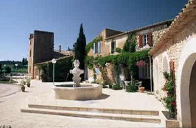 a statue in a courtyard in front of a building at Mas De La Tour in Gargas