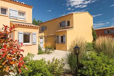 a house with a street light in front of it at Lagrange Vacances L’Oustau de Sorgue in LʼIsle-sur-la-Sorgue