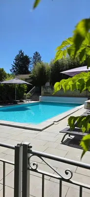 a swimming pool with blue water in a yard at Gîte Charmant avec Piscine et Terrasse en Provence MDV in Carpentras