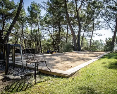 a park with a picnic table in the grass at Mas lou Félibrige in Venelles