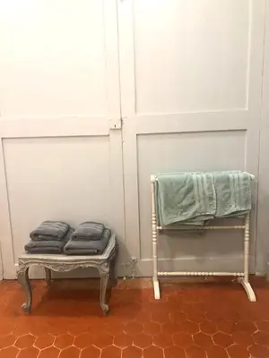 a room with a door and a bench with towels at Beau 3 pièces 83 m2 au coeur du centre historique d'Aix en Provence in Aix-en-Provence