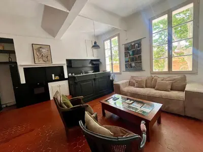 a living room with a couch and a table at Beau 3 pièces 83 m2 au coeur du centre historique d'Aix en Provence in Aix-en-Provence