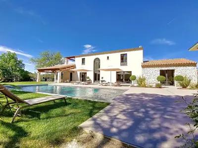 a house with a swimming pool in the yard at Villa de prestige 10 personnes à Eyragues in Eyragues