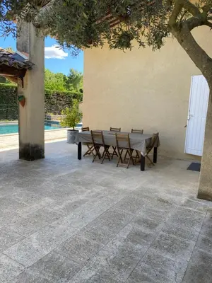 a table and two benches next to a building at Villa dans le LUBERON à 2 km de LOURMARIN in Lauris