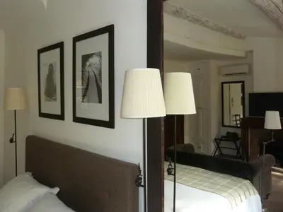 a bedroom with a bed and two lamps and a mirror at Appartement Cours Mirabeau CrsMb in Aix-en-Provence