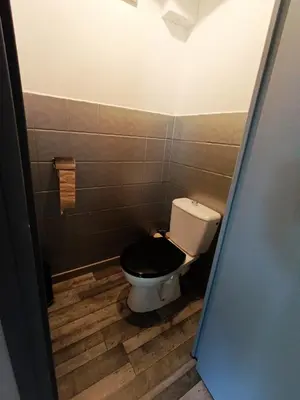 a bathroom with a toilet with a black seat at Maison de campagne in Lançon-Provence