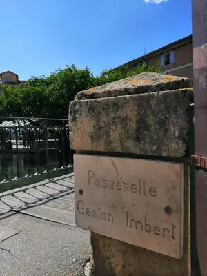 a sign on a bridge that reads passivated selection immigrant at Le Petit Studio - 15 m2 - Centre Ville - Sorgue à 50 m in LʼIsle-sur-la-Sorgue