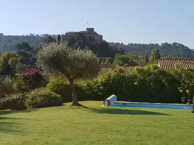 a bedroom with a bed and a window at Villa vue imprenable sur château in Ansouis