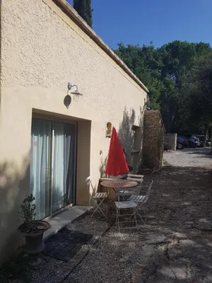 a table and chairs in front of a building at Mas du Kairos - Gite Romarin in Venasque