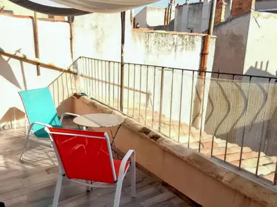 two chairs and a table on a balcony at Studio moderne à Aix-en-Provence - 20 m² avec terrasse ! in Aix-en-Provence
