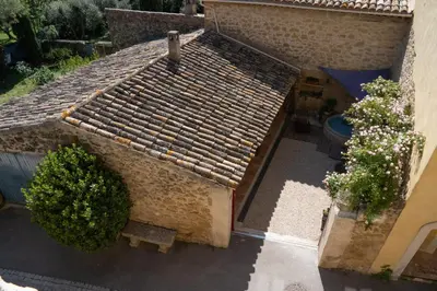 an overhead view of a building with a roof at Une Chambre en Luberon in Puyvert