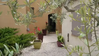 a courtyard with potted plants in a building at Maison de famille au coeur du Luberon in Mérindol