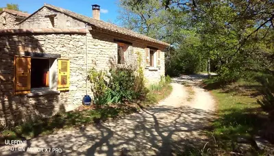 an old stone house on a dirt road at La maison jaune in La Roque-sur-Pernes