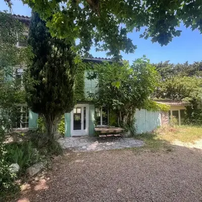 Stone house in Isle-sur-la-Sorgue