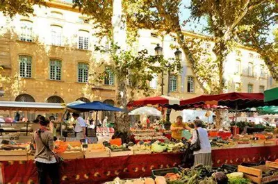 a farmers market with fruits and vegetables on display at Studio Bon pasteur hyper centre Aix in Aix-en-Provence