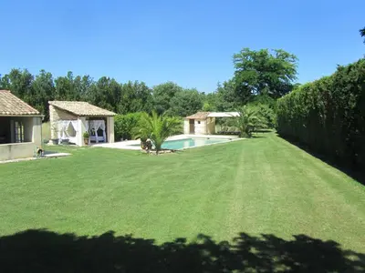 a large yard with a pool and a house at Maison provençal avec PISCINE in Cavaillon