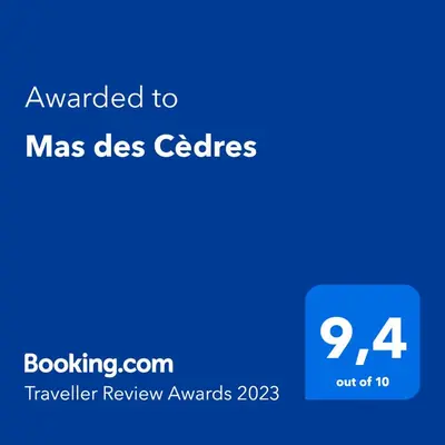 a blue screen with the text awarded to wasds cedars at Mas des Cèdres in Ménerbes