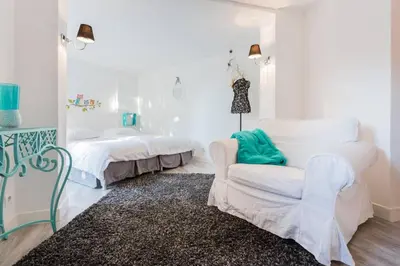 a white room with a couch and a bed at La maison de Tao in Aix-en-Provence