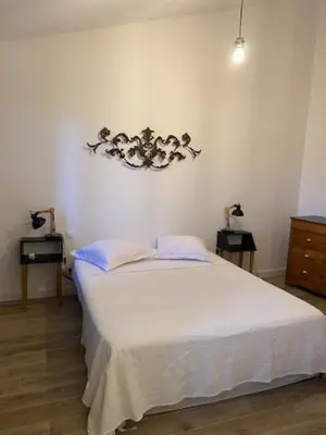 a room with a dresser and a drawer with a bench at Maison de charme Isle sur la Sorgue in LʼIsle-sur-la-Sorgue