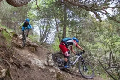 two people riding bikes on a dirt trail at Vue panoramique sur le château,montagne et grottes in Fontaine-de-Vaucluse