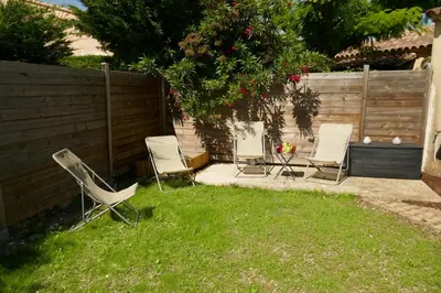a group of chairs sitting in a yard at Chez Marielle in LʼIsle-sur-la-Sorgue