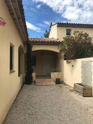 a house with a driveway leading to a garage at Duplex pour 2 à 4 personnes avec piscine au coeur des vignes in Pélissanne
