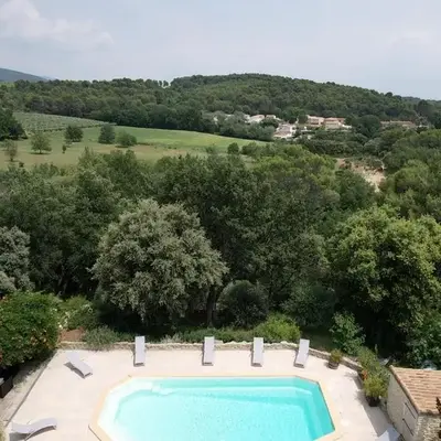Pleasant part of house with pool to share in Vaucluse