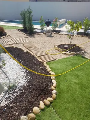 a garden with a yellow hose on the grass at Chambre chez Ikrame in Malemort-du-Comtat