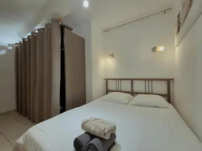 a bedroom with a bed with towels on it at Charmant appartement avec clim - centre historique in Aix-en-Provence