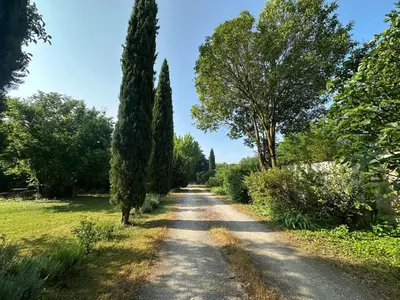 a park with a picnic table and trees at Mas la Provence in LʼIsle-sur-la-Sorgue