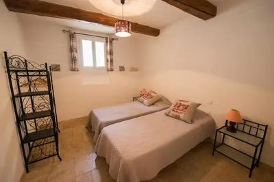 a bedroom with two beds in a room at La Treille et L'Impasse in Ansouis